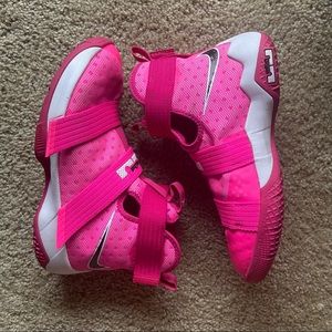 Nike Lebron Soldier 10 “Think Pink” Size 6.5Y | Women 8